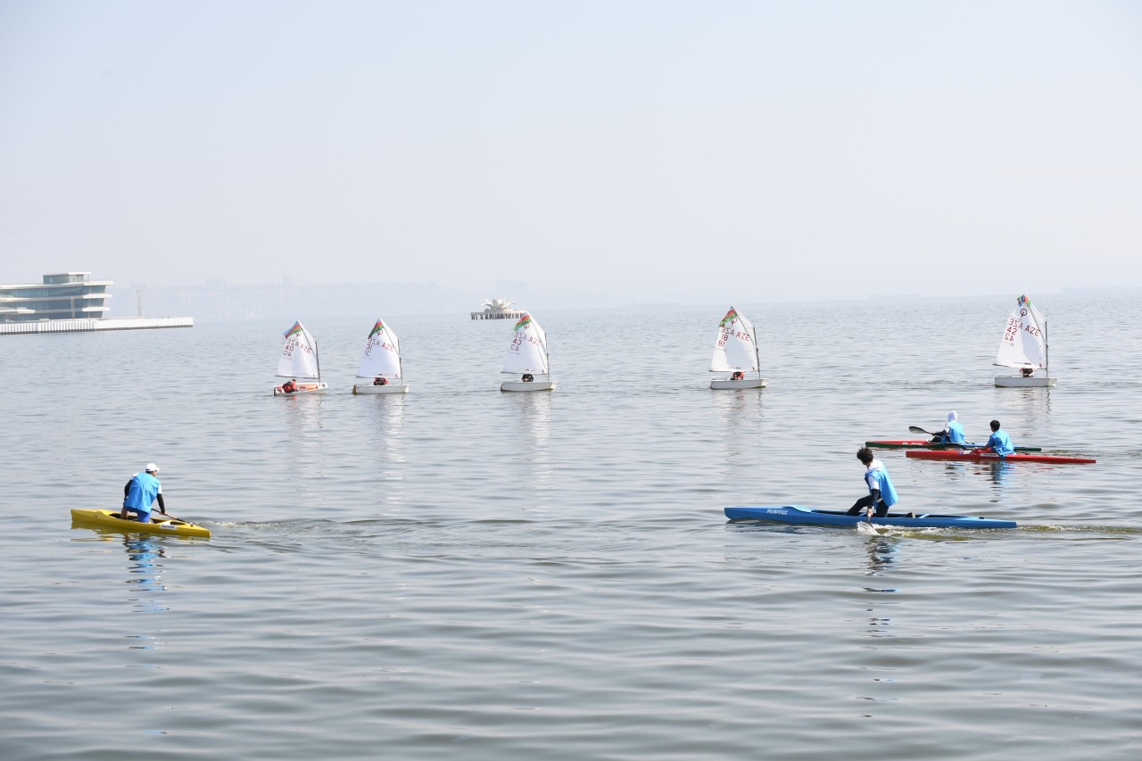 Paytaxtda Xəzərin suları avarçəkmə və yelkənli qayıqlarla bəzəndi - FOTOLAR